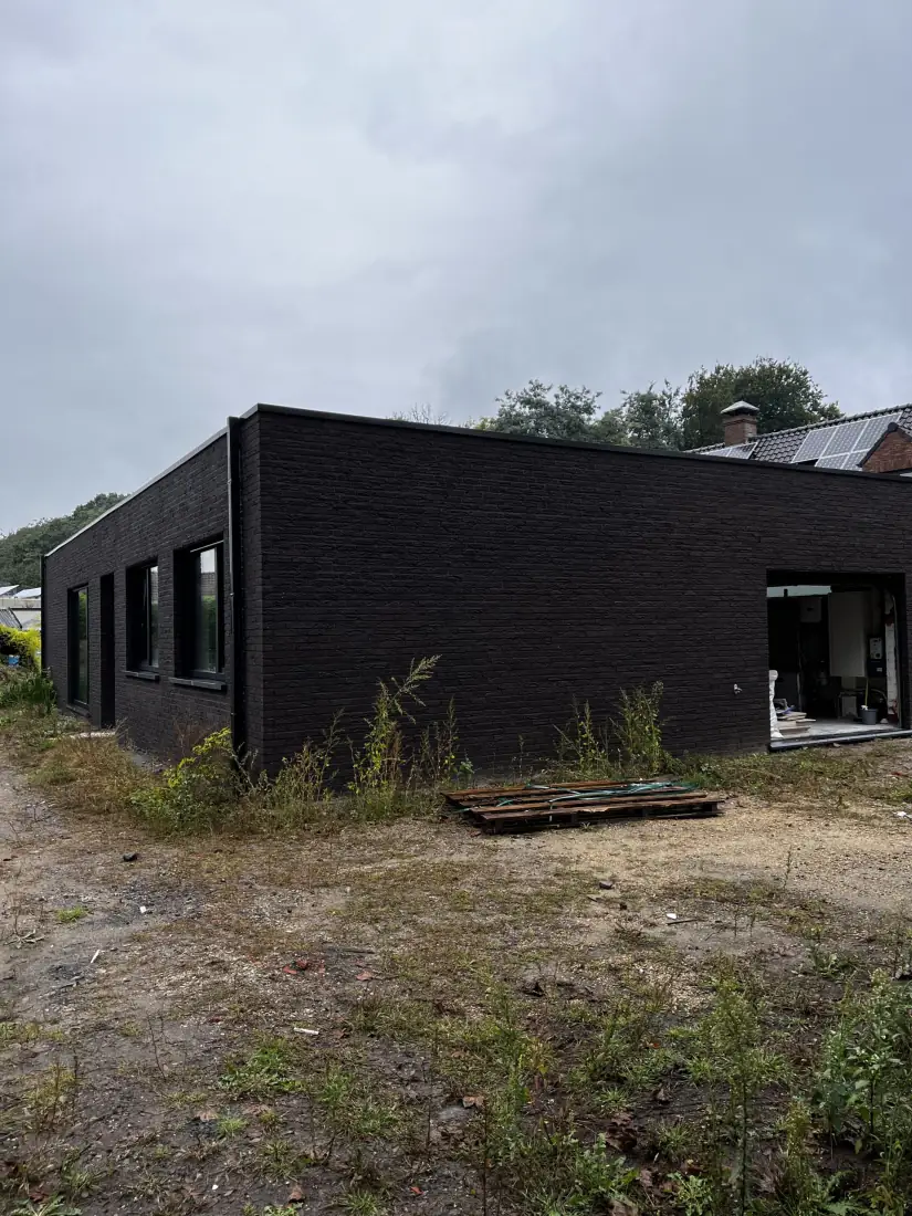 Luchtontvochtiger bij het verse pleisterwerk