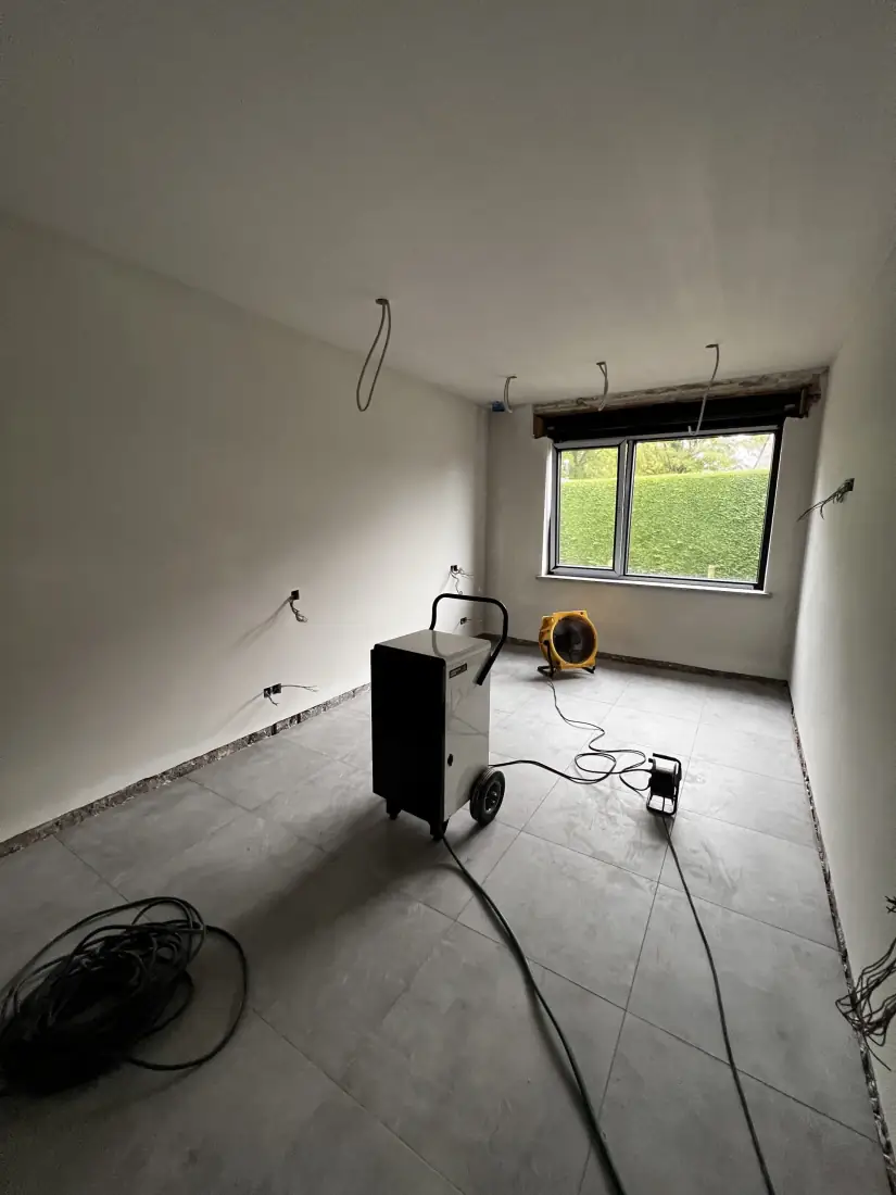 Vochtige pleisterwand in de droogfase