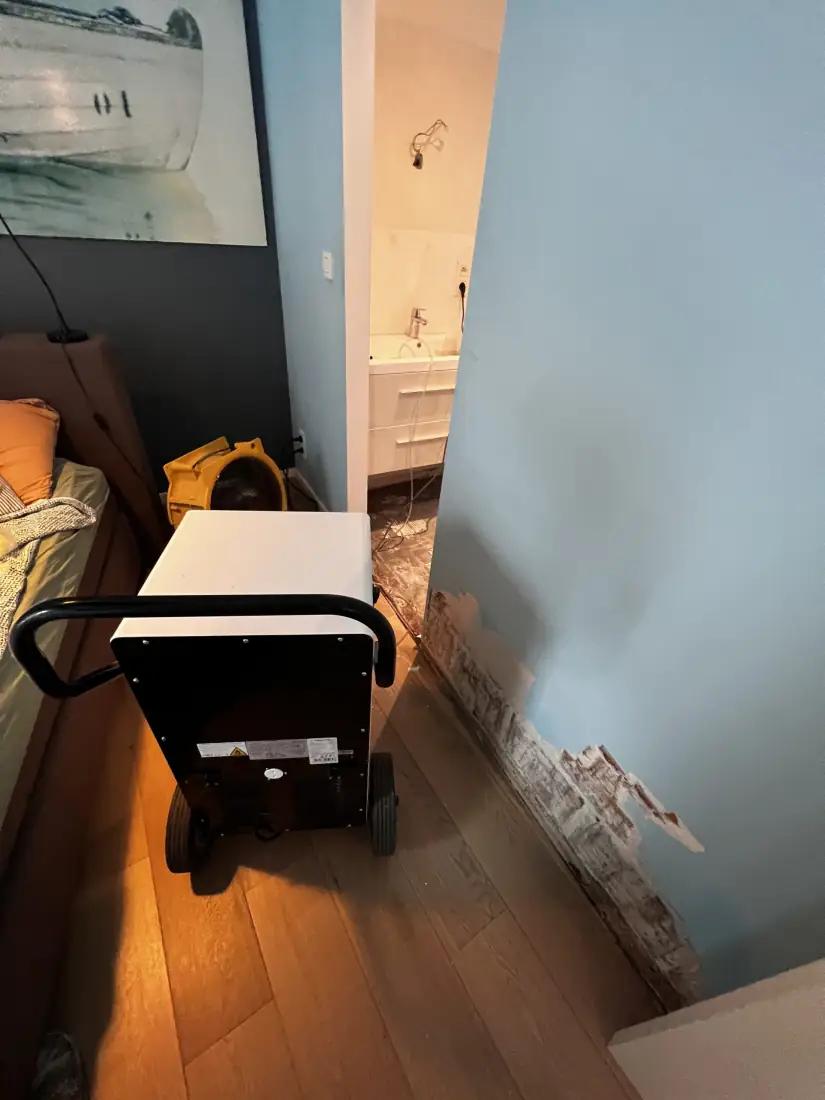 Bouwdroger en ventilator ingezet in de slaapkamer naast de badkamer
