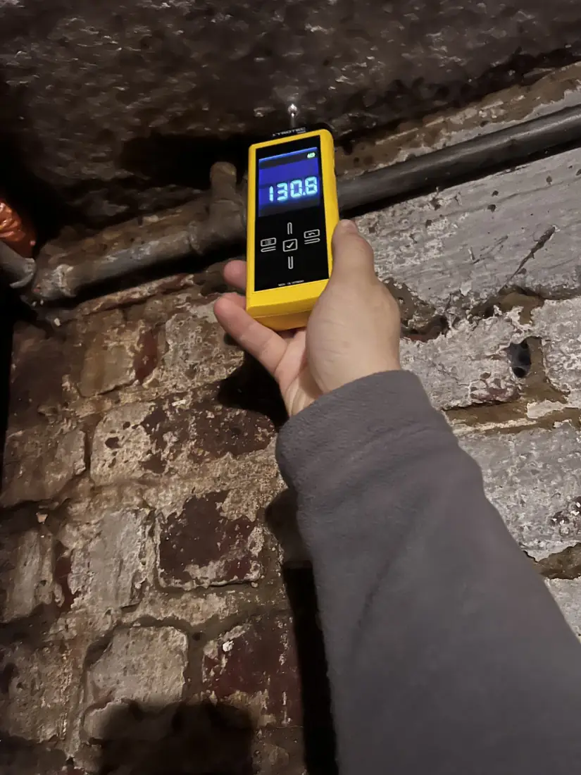 Ventilatoren gericht op de vochtige muren