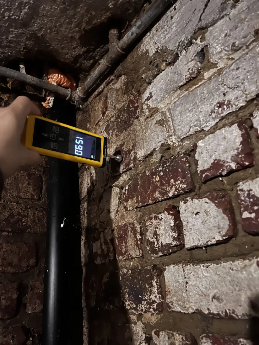 Vochtige muur onder behandeling met droogapparatuur